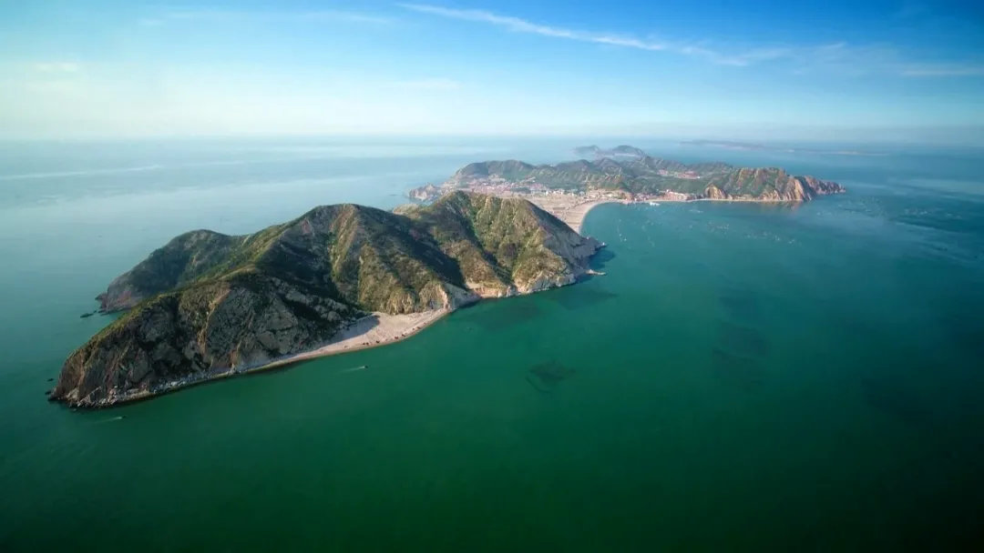 海防預(yù)警方案、海防監(jiān)測和預(yù)警監(jiān)控系統(tǒng)適合采用制冷型光電轉(zhuǎn)臺球型攝像機作為前端硬件